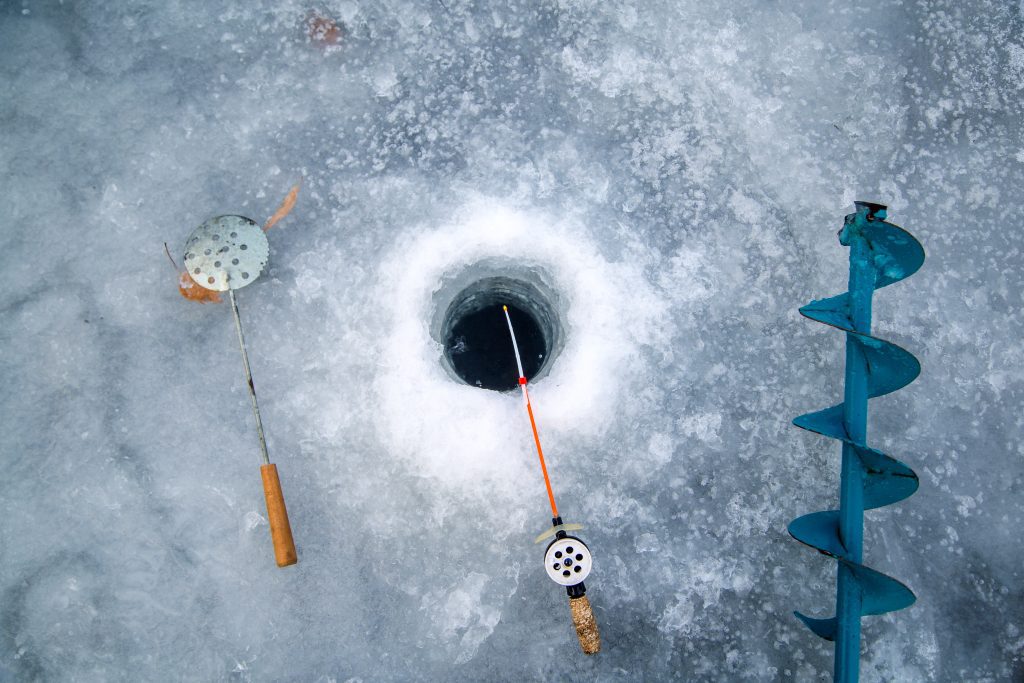 Jigging ice fishing technique with a short rod